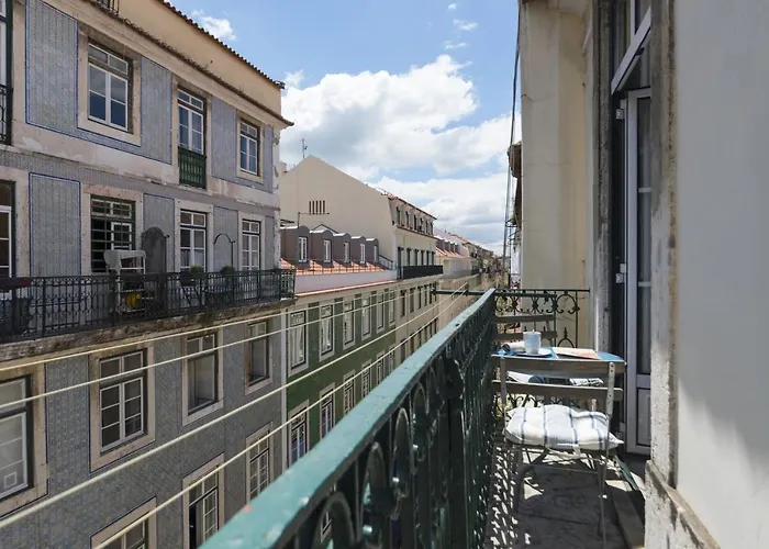 The Traditional Arts Memoir - Balcony At Downtown, 4Th-Floor No Lift
